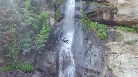 SENSASI MENURUNI AIR TERJUN DI JURUG GEDHE KALURAHAN NGORO-ORO
